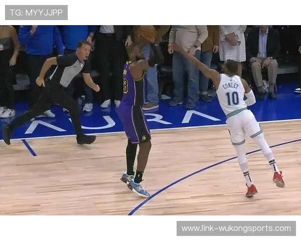 先踢到球就一定不犯规?规则拆解关键细节