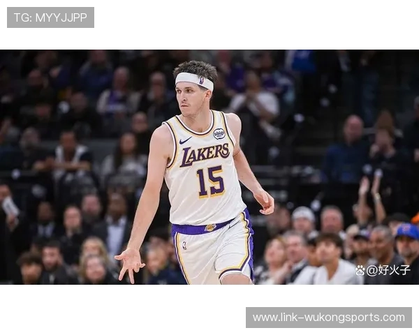 奥斯汀·里夫斯精准三分拉开比分 与队友投篮结构形成互补