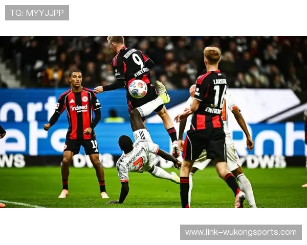 拜仁防线看似稳固，实则站位混乱、回防脱节，问题藏不住了