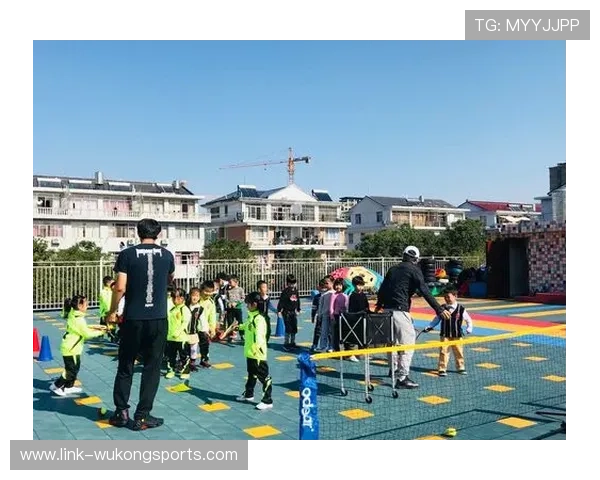 手抛球规则：双手过头、双脚位置与二次触球限定