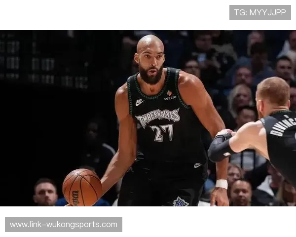 戈贝尔更主动挡拆后滚，压制对方内线效率